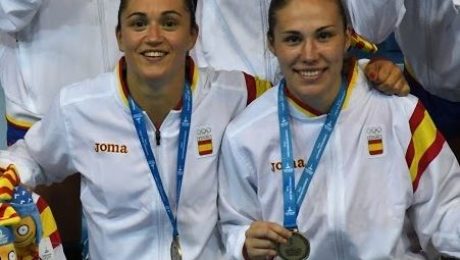 Amaia González de Garibay (izquierda) y María Prieto O'mullony (derecha) posan con la medalla de oro. (Foto: Valentín G. de Garibay)