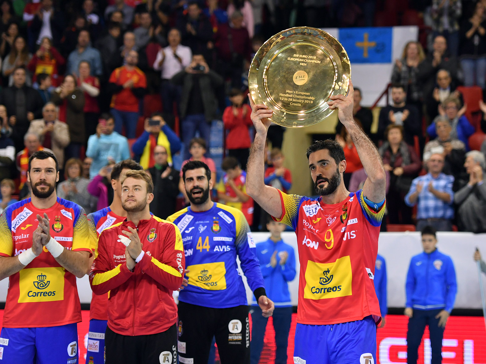 Raúl Entrerríos ofrece el trofeo de Campeones de Europa a los aficionados.