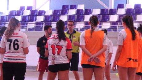 Fernando Herández y Guillermo Algorri charlan con el equipo juvenil femenino durante un entrenamiento.